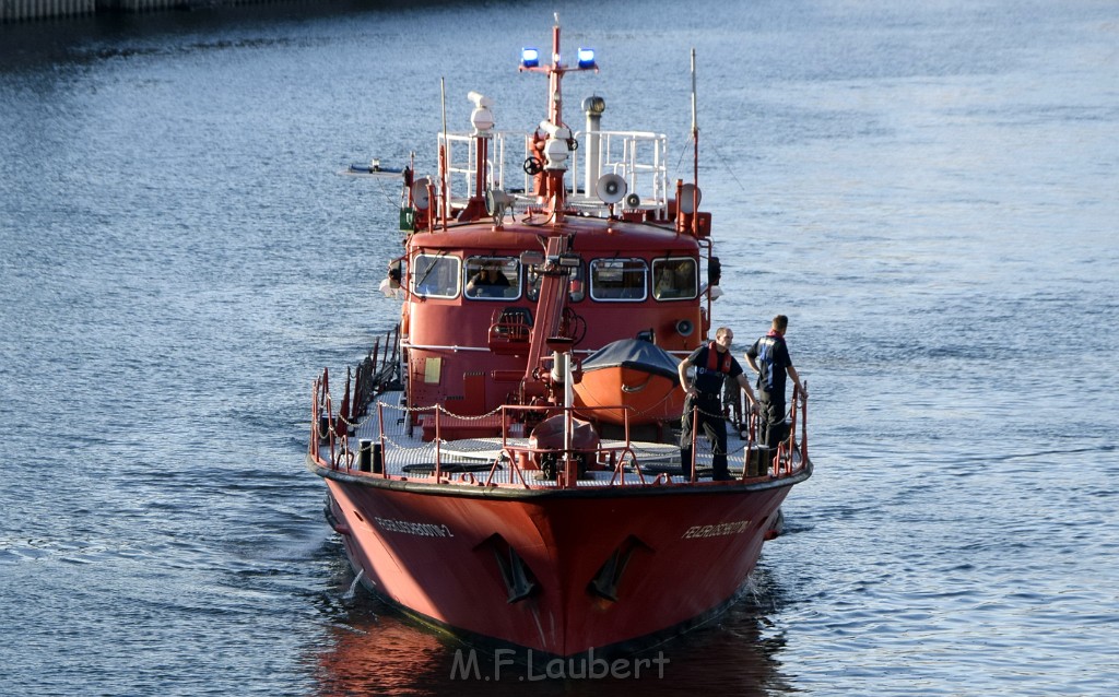 Havarie Wassereinbruch Motorraum beim Schiff Koeln Niehl Niehler Hafen P046.JPG - Miklos Laubert